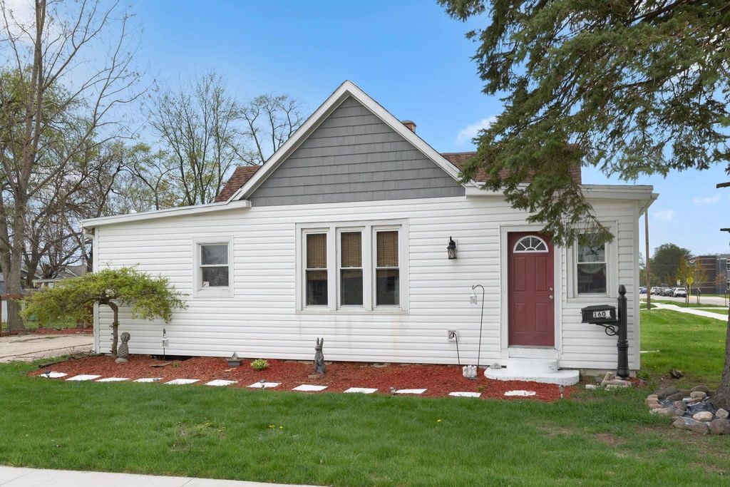 Photo of 1605 E Clark Street, Warsaw, IN 46580 (MLS # 202607566)