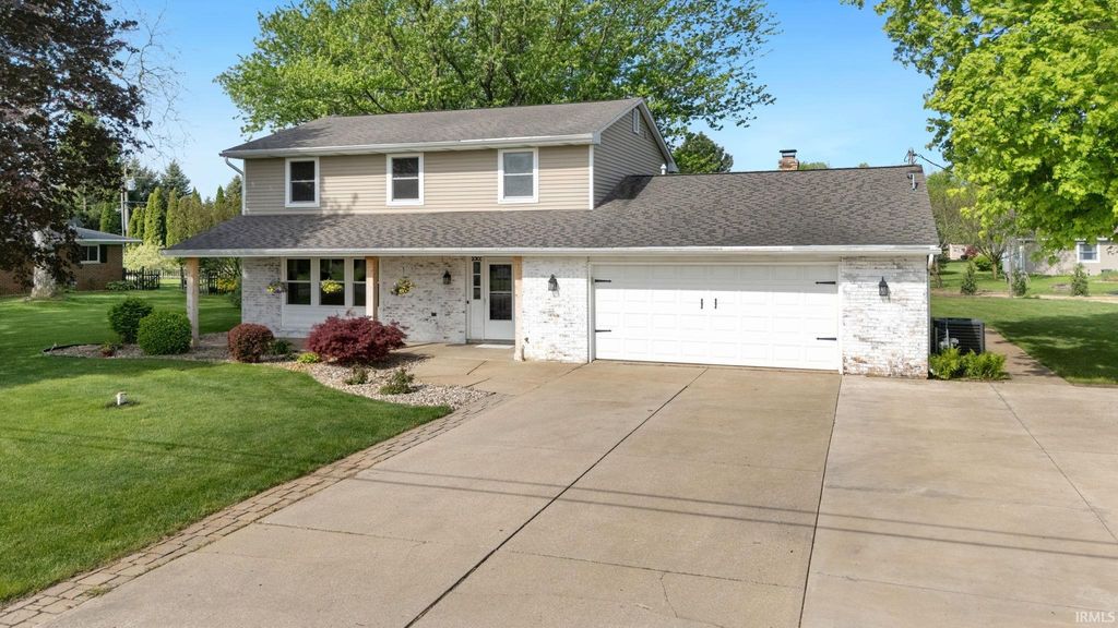 Photo of 2303 S Country Club Road, Warsaw, IN 46580 (MLS # 202614968)