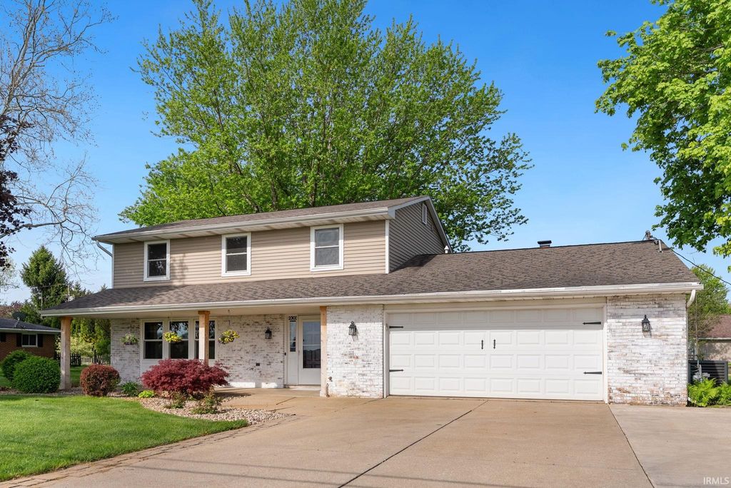 Photo of 2303 S Country Club Road, Warsaw, IN 46580 (MLS # 202614968)