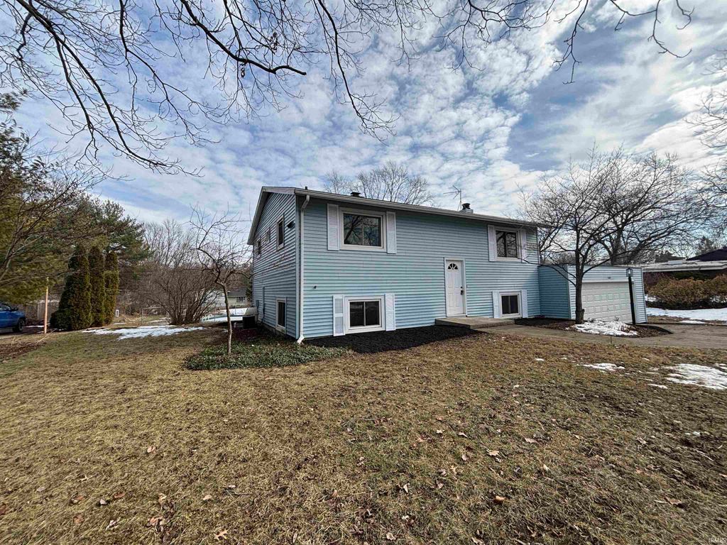 Photo of 5305 Westbreeze Trail, Fort Wayne, IN 46804 (MLS # 202604836)