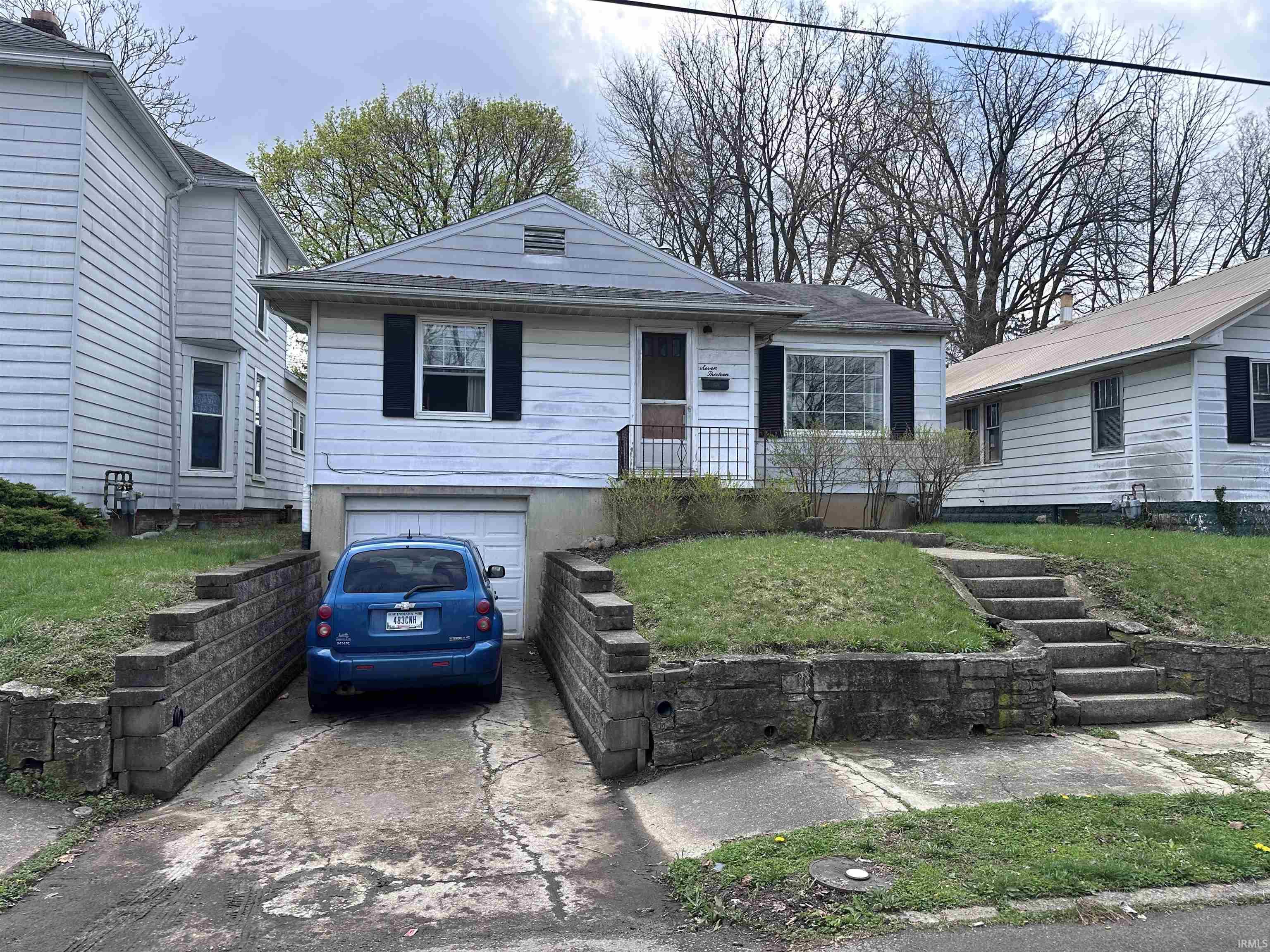 713 W Queen Street