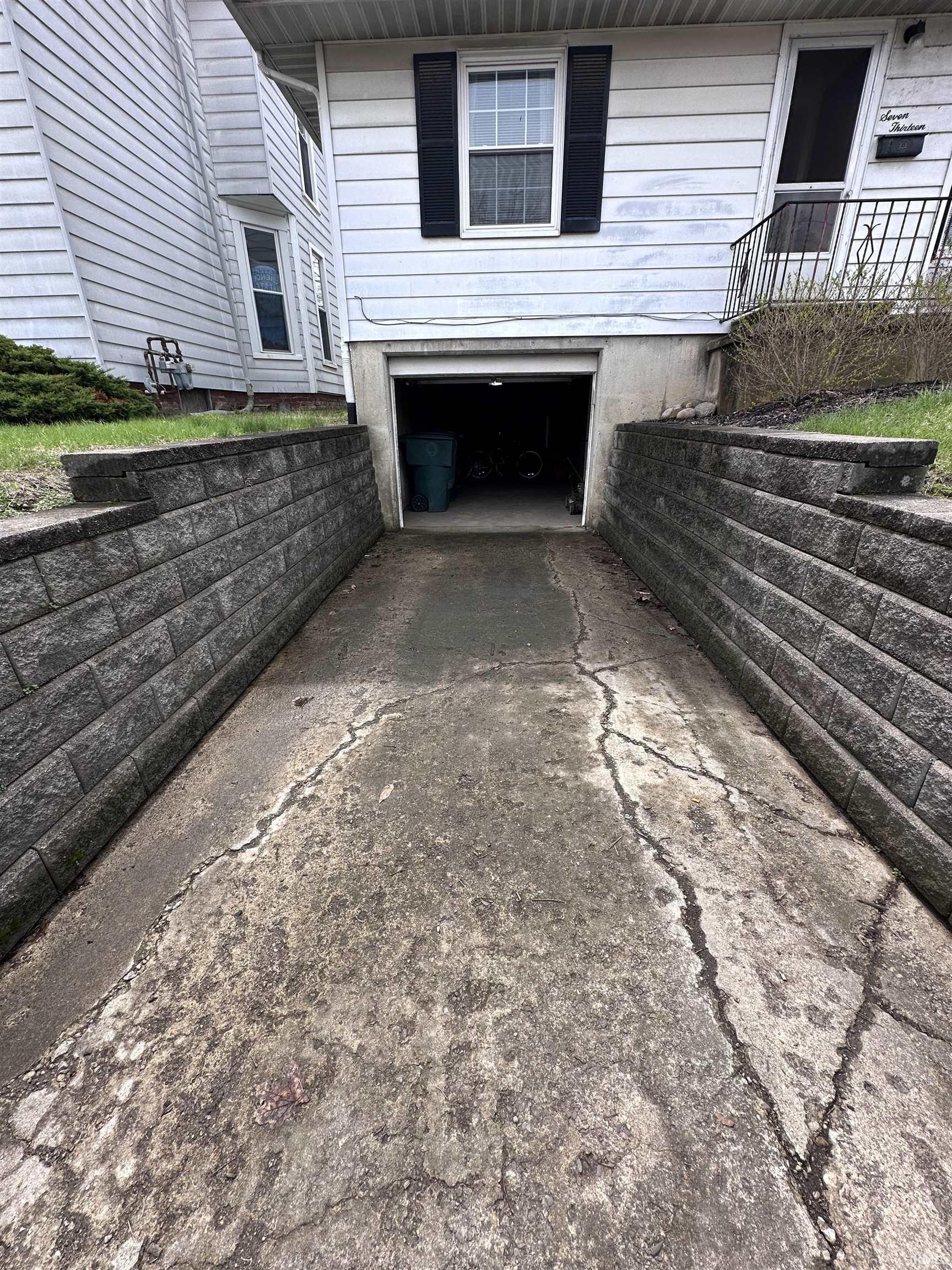 713 W Queen Street