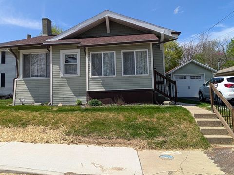 Photo of 902 E Tipton Street, Huntington, IN 46750 (MLS # 202613153)