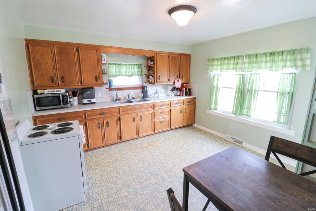 Photo of 3701 Laurel Avenue, Evansville, IN 47720 (MLS # 202549442)