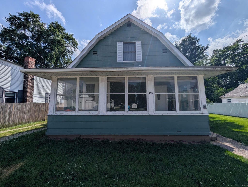 Photo of 915 Prairie Street, Vincennes, IN 47591 (MLS # 202622858)