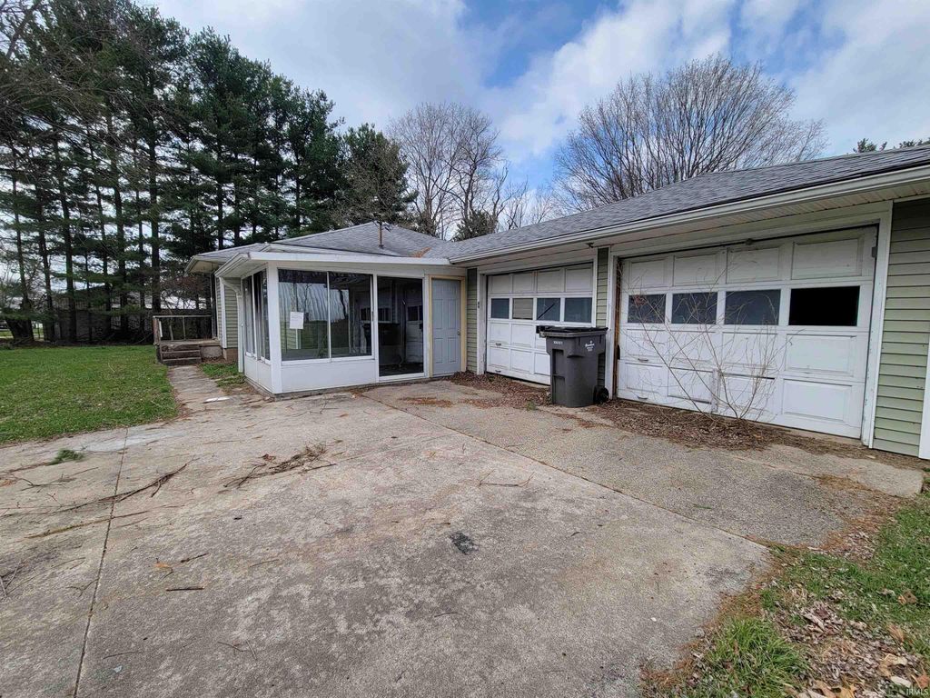 Photo of 24713 Penwell Avenue, Elkhart, IN 46516 (MLS # 202611054)