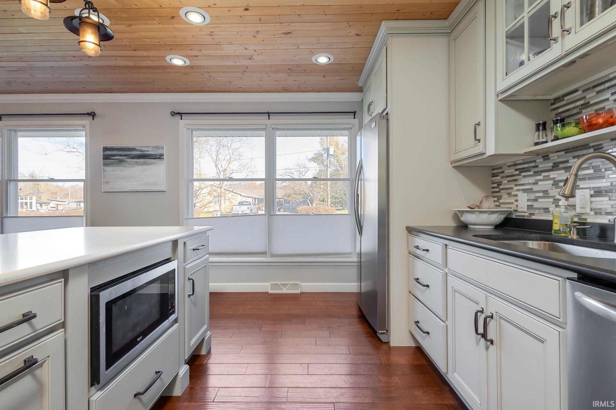 Elkhart, Indiana 46514, United States, 3 Bedrooms Bedrooms, ,3 BathroomsBathrooms,Residential,Active,243845