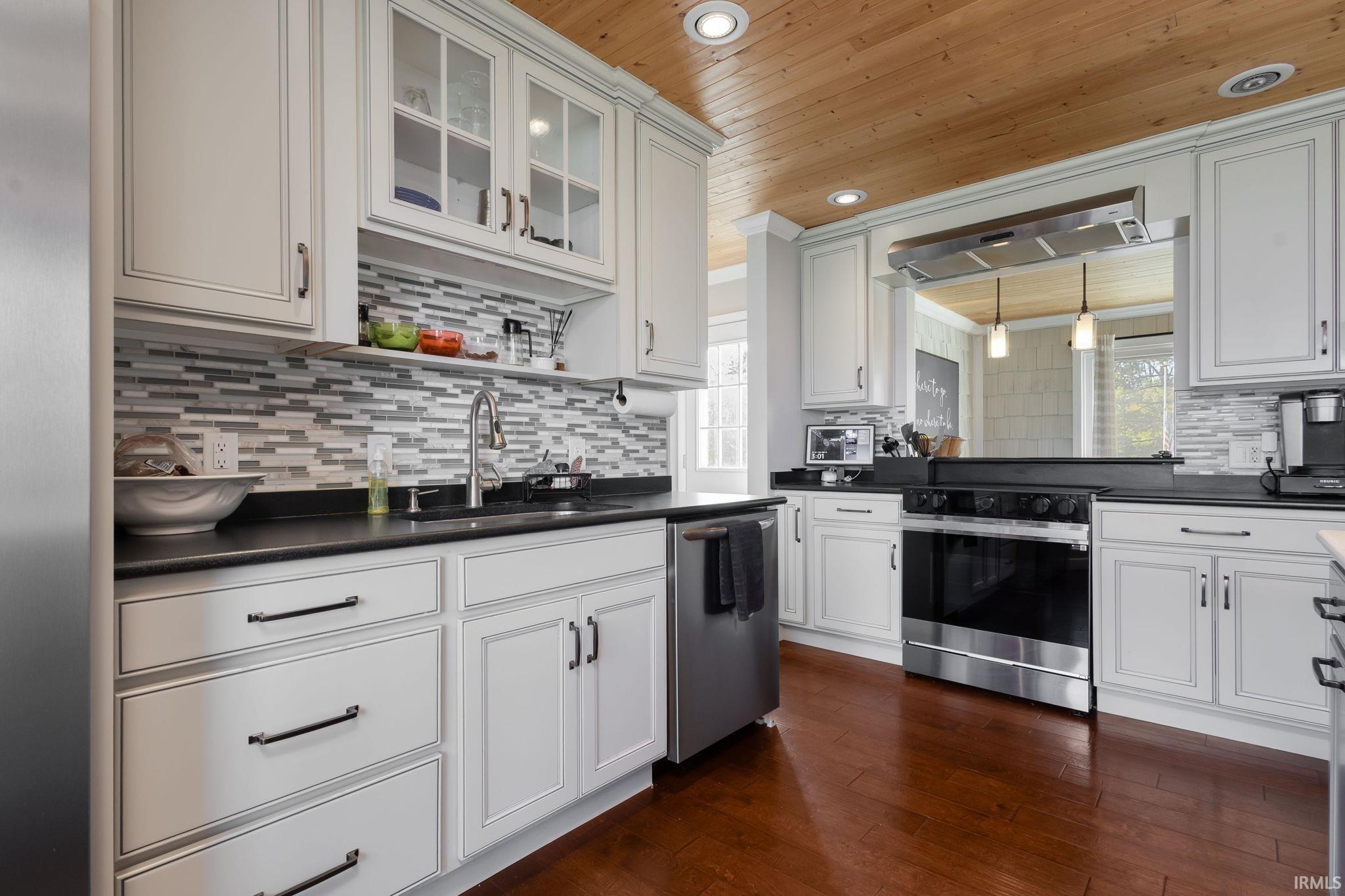 Elkhart, Indiana 46514, United States, 3 Bedrooms Bedrooms, ,3 BathroomsBathrooms,Residential,Active,243845