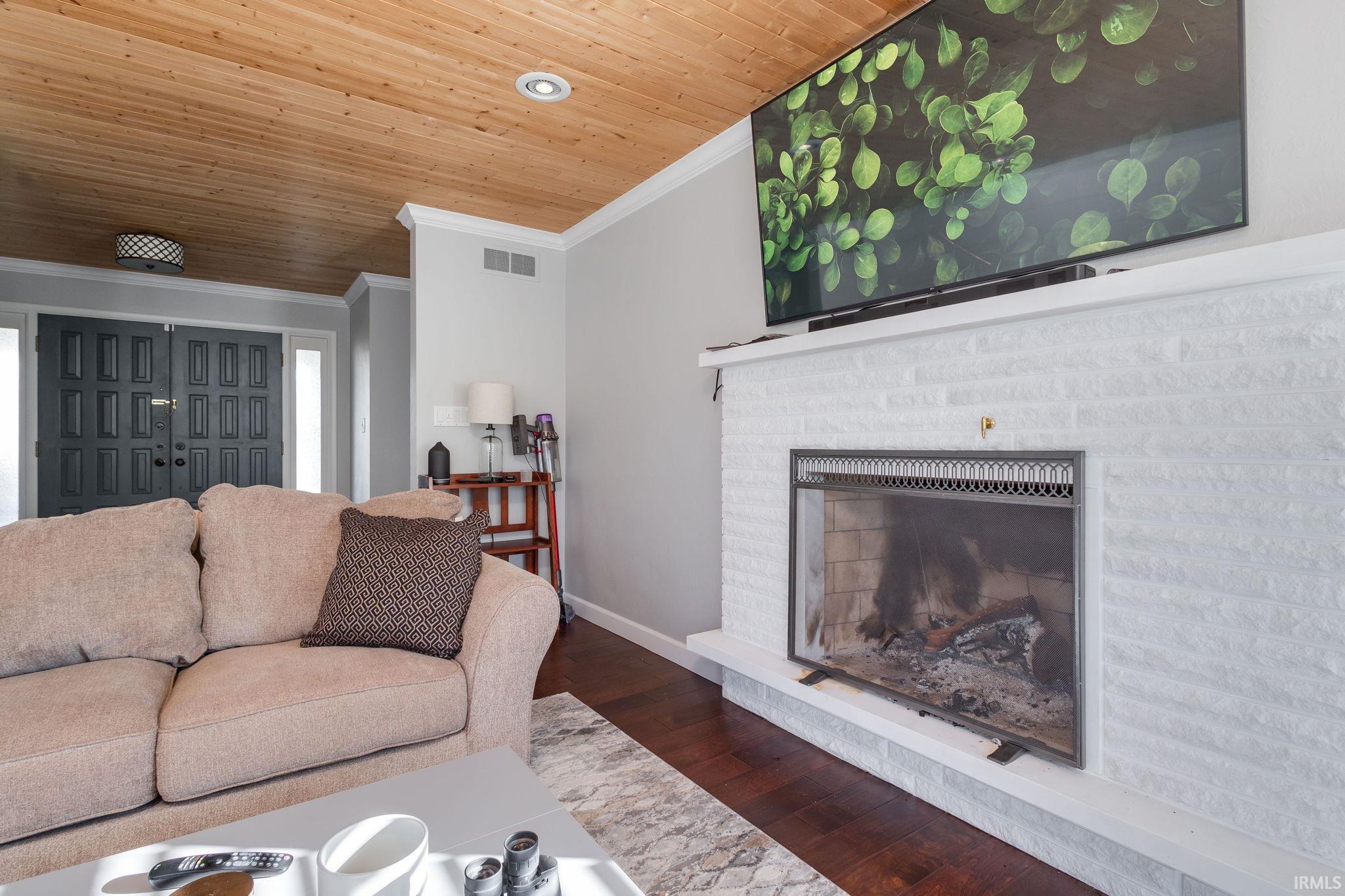 Elkhart, Indiana 46514, United States, 3 Bedrooms Bedrooms, ,3 BathroomsBathrooms,Residential,Active,243845