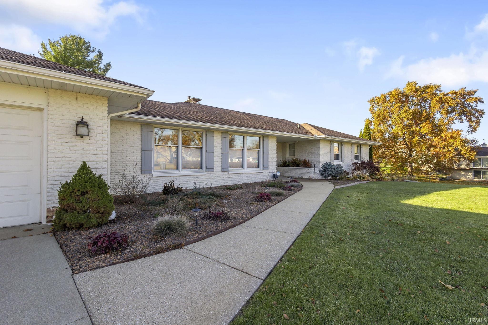 Elkhart, Indiana 46514, United States, 3 Bedrooms Bedrooms, ,3 BathroomsBathrooms,Residential,Active,243845