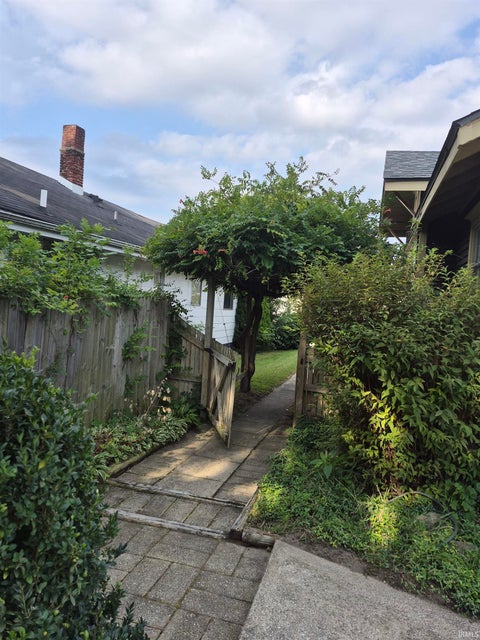 Tiny photo for 744 S 36Th Street, South Bend, IN 46615 (MLS # 202635034)