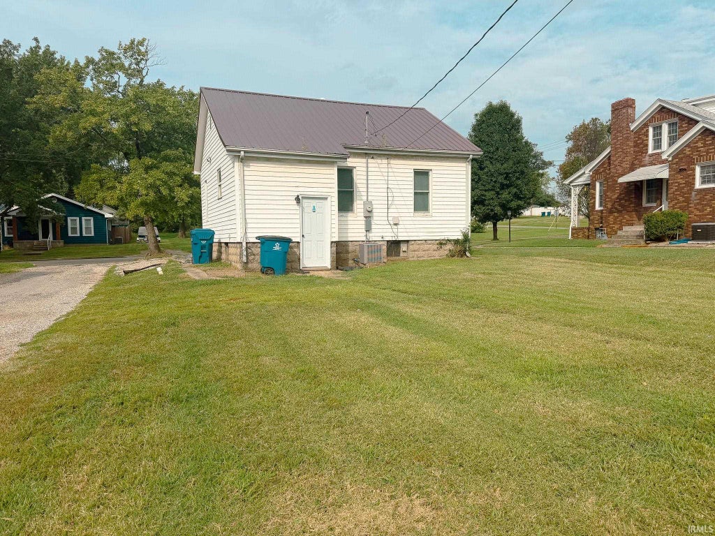 Photo of 923 Poplar Street, Mount Carmel, IL 62863 (MLS # 202633374)