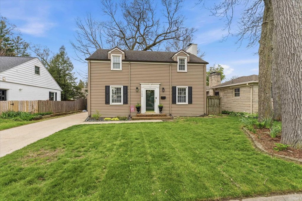 Photo of 1706 Mckinley Avenue, South Bend, IN 46617 (MLS # 202615256)