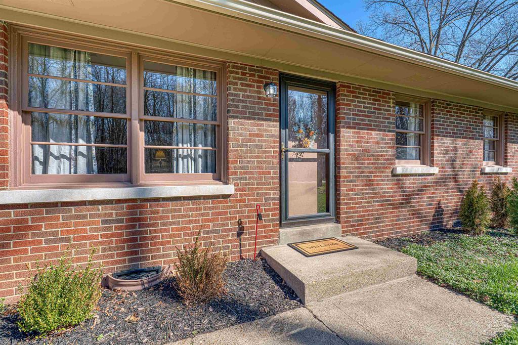 Photo of 7118 Pollack Avenue, Evansville, IN 47715 (MLS # 202608474)