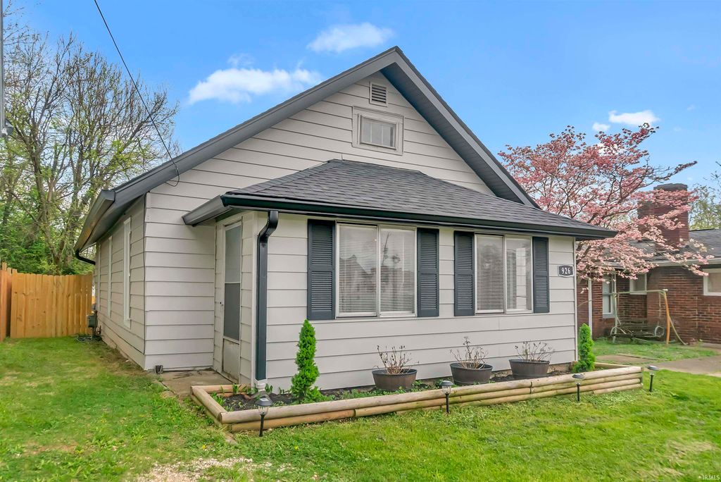 Photo of 926 18th Street, Bedford, IN 47421 (MLS # 202612908)