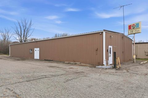 Photo of 1414 Armstrong Road Rd, Warsaw, IN 46860 (MLS # 202547148)