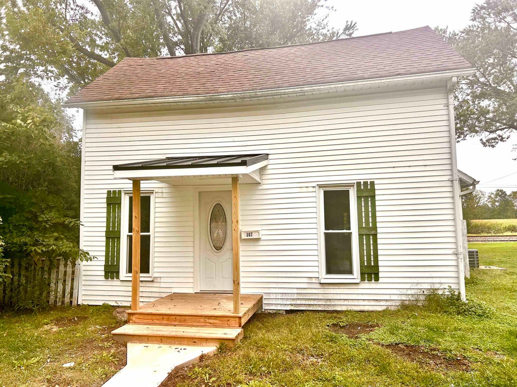 Photo of 307 E Broad Street, South Whitley, IN 46787 (MLS # 202639324)