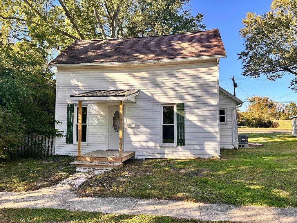 Photo of 307 E Broad Street, South Whitley, IN 46787 (MLS # 202639324)