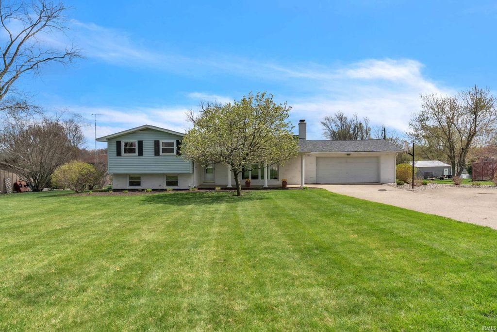 Photo of 105 Hillcrest Drive, Kendallville, IN 46755 (MLS # 202613637)