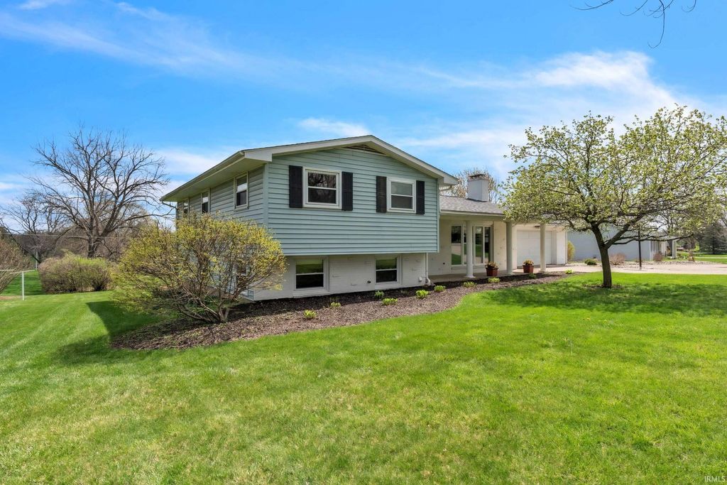 Photo of 105 Hillcrest Drive, Kendallville, IN 46755 (MLS # 202613637)