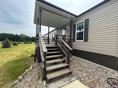 Tiny photo for 10105 E 150N Road, Grovertown, IN 46531 (MLS # 202618583)