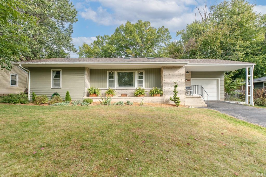 Photo of 1909 E Viva Drive, Bloomington, IN 47401 (MLS # 202542117)