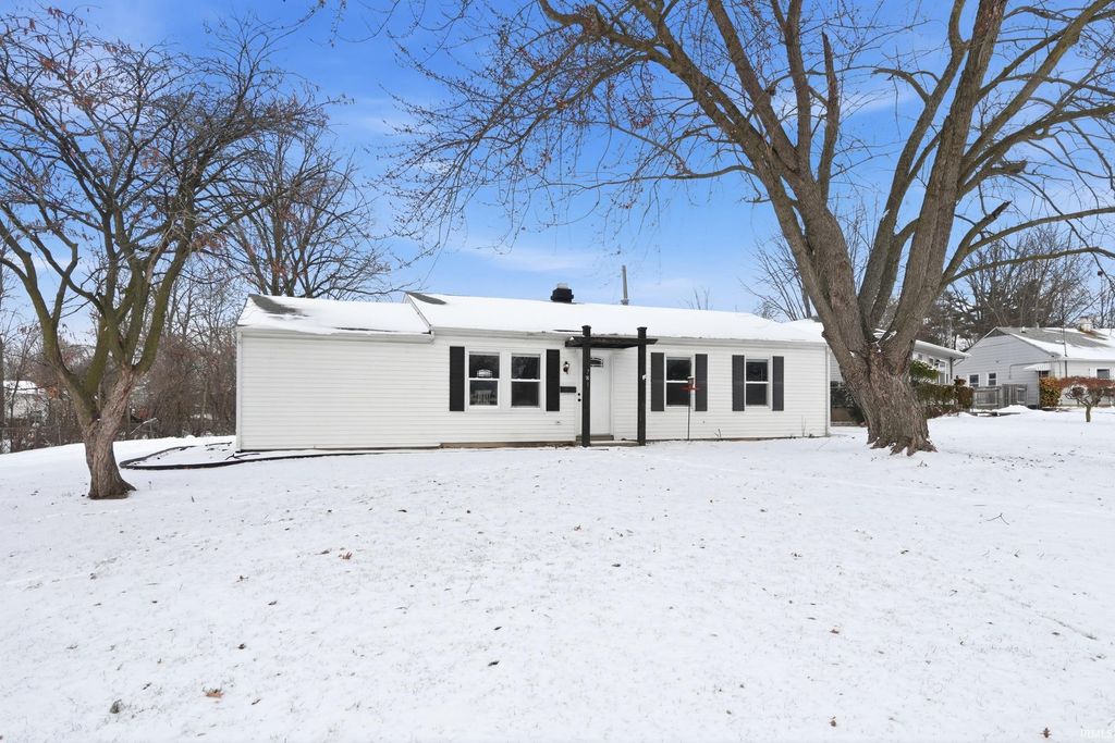 Photo of 701 N Camden Drive, Fort Wayne, IN 46825 (MLS # 202549115)