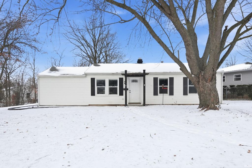 Photo of 701 N Camden Drive, Fort Wayne, IN 46825 (MLS # 202549115)