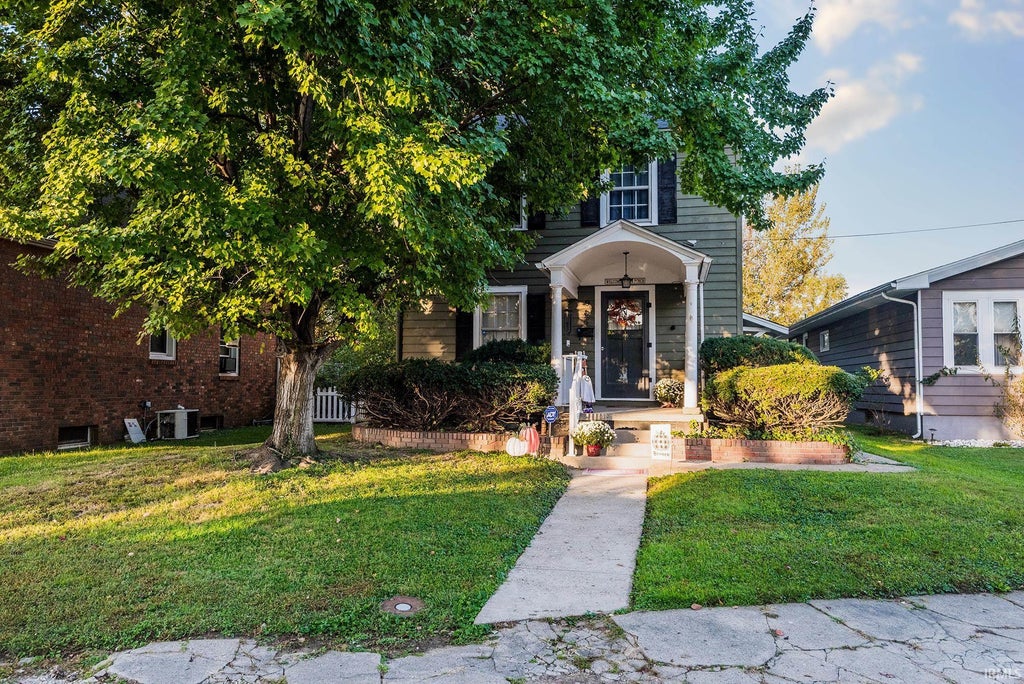 Photo of 905 Ridgeway Avenue, Vincennes, IN 47591 (MLS # 202644008)