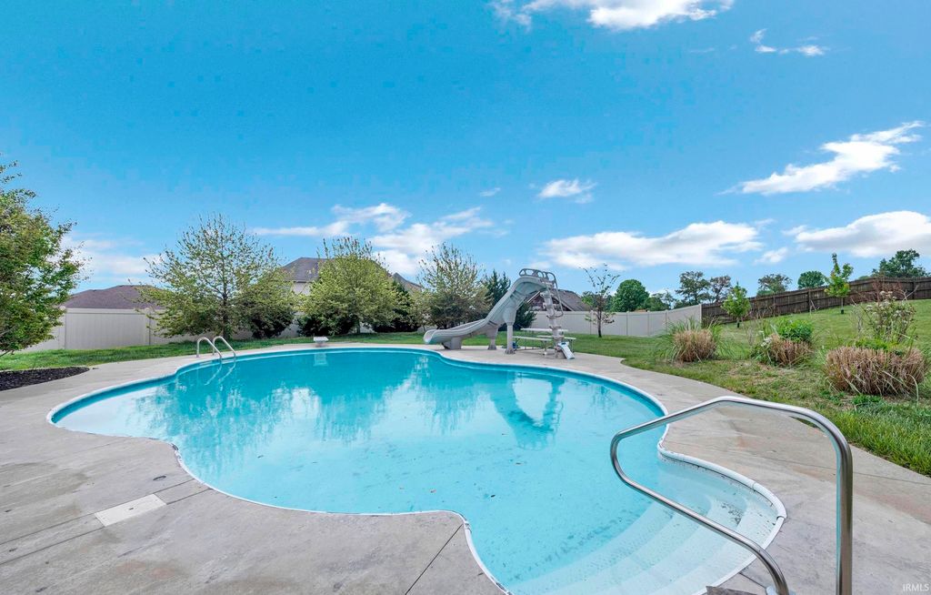 Photo of 4405 Scarlet Hill Hl, Evansville, IN 47725 (MLS # 202614988)