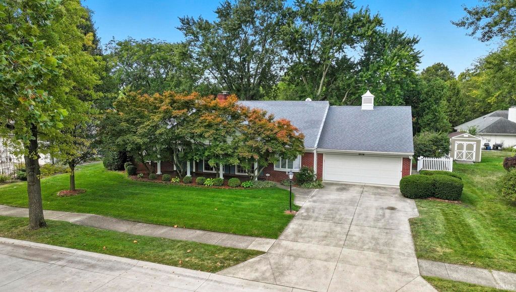 Photo of 5516 Indiana Avenue, Fort Wayne, IN 46807 (MLS # 202537463)