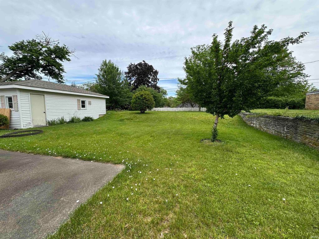 Photo of 1821 Rockne Drive, South Bend, IN 46617 (MLS # 202619322)
