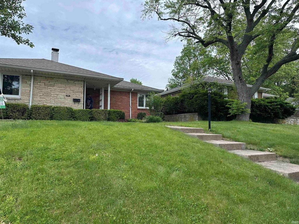 Photo of 1821 Rockne Drive, South Bend, IN 46617 (MLS # 202619322)