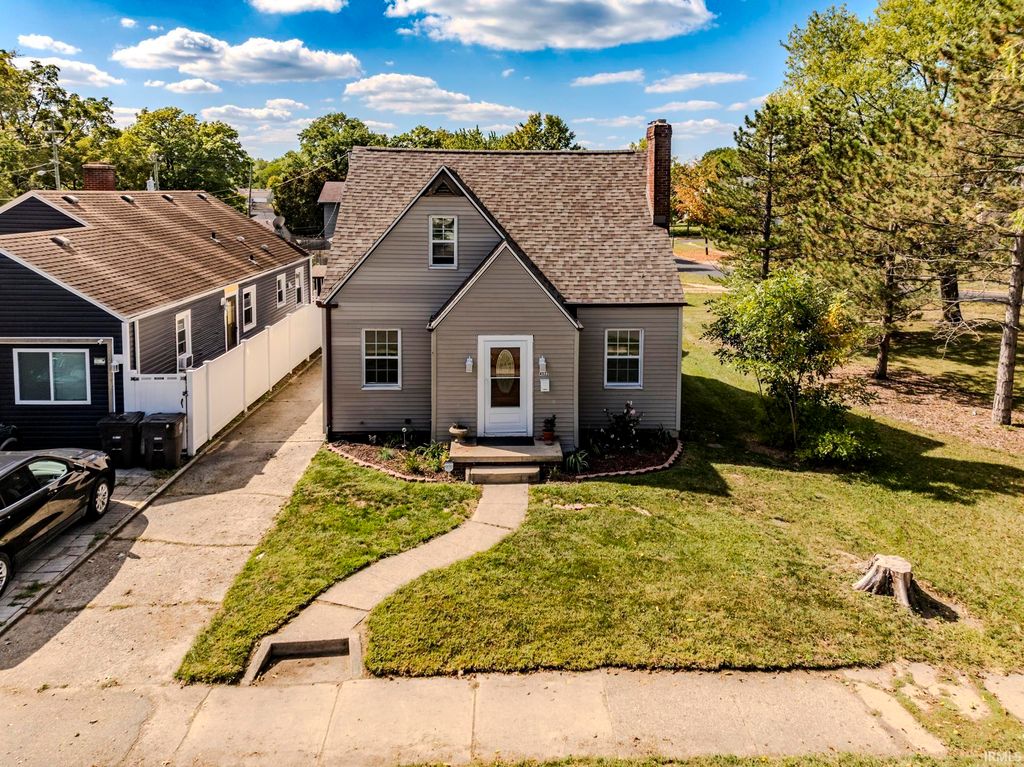 Photo of 4522 S Calhoun Street, Fort Wayne, IN 46807 (MLS # 202539277)