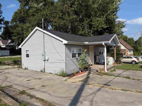 Tiny photo for 911 22nd Street, Bedford, IN 47421 (MLS # 202638802)