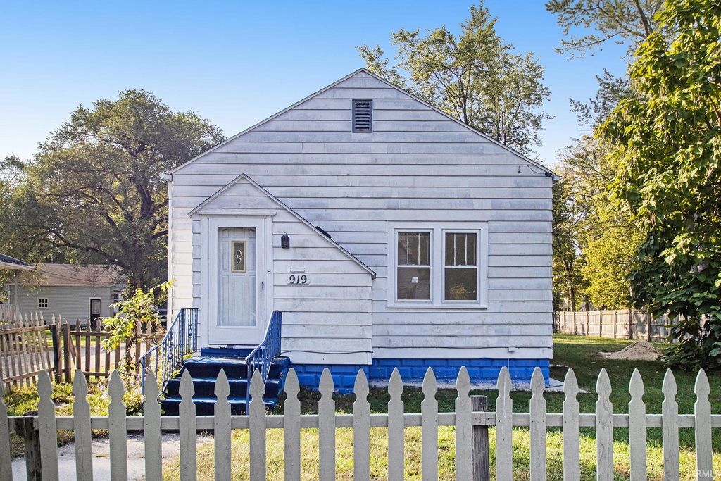 Photo of 919 W Wolf Avenue, Elkhart, IN 46516 (MLS # 202540800)