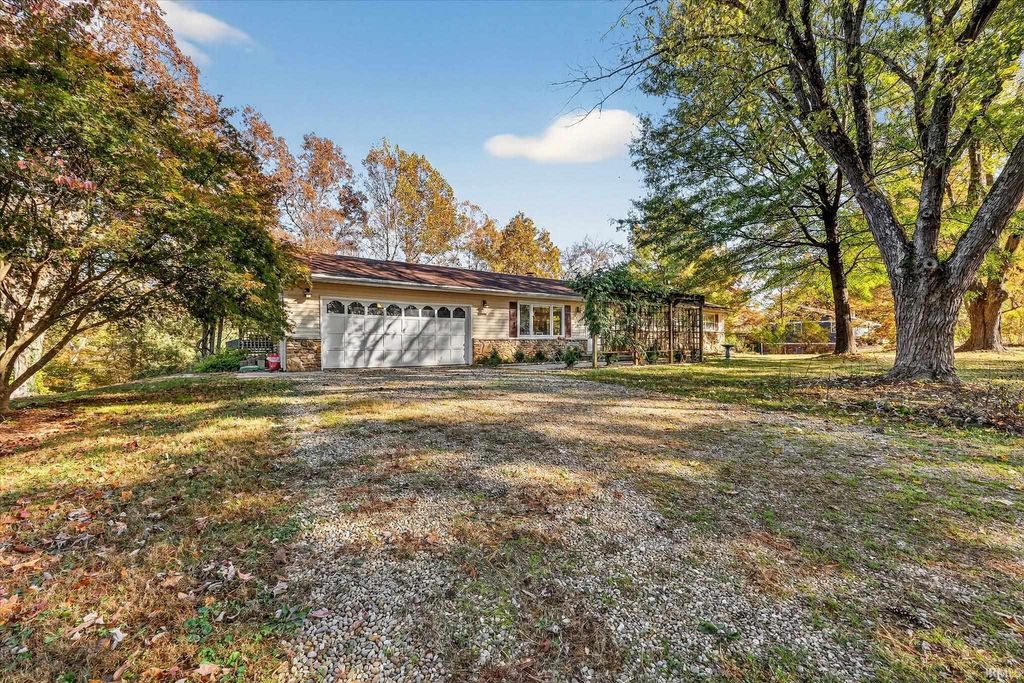 Photo of 9245 E Woodview Drive, Bloomington, IN 47401 (MLS # 202610373)