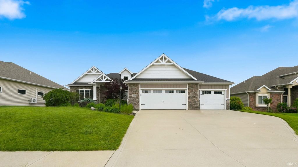 Photo of 10916 Eagle River Run, Fort Wayne, IN 46845 (MLS # 202619882)