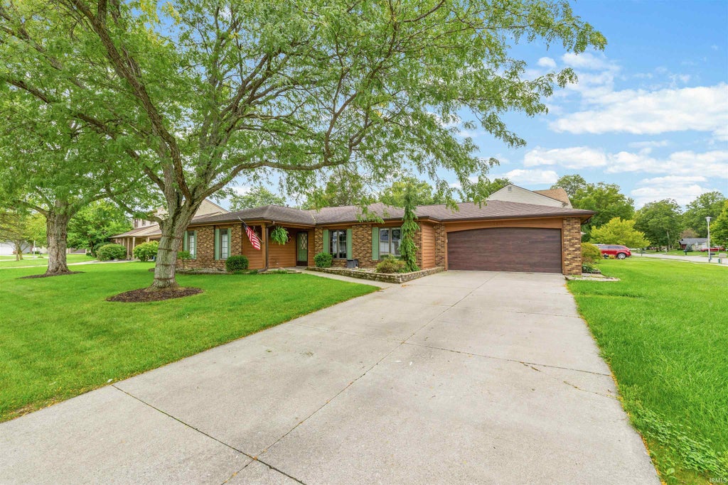 Photo of 1401 Davidson Court, Auburn, IN 46706 (MLS # 202639728)