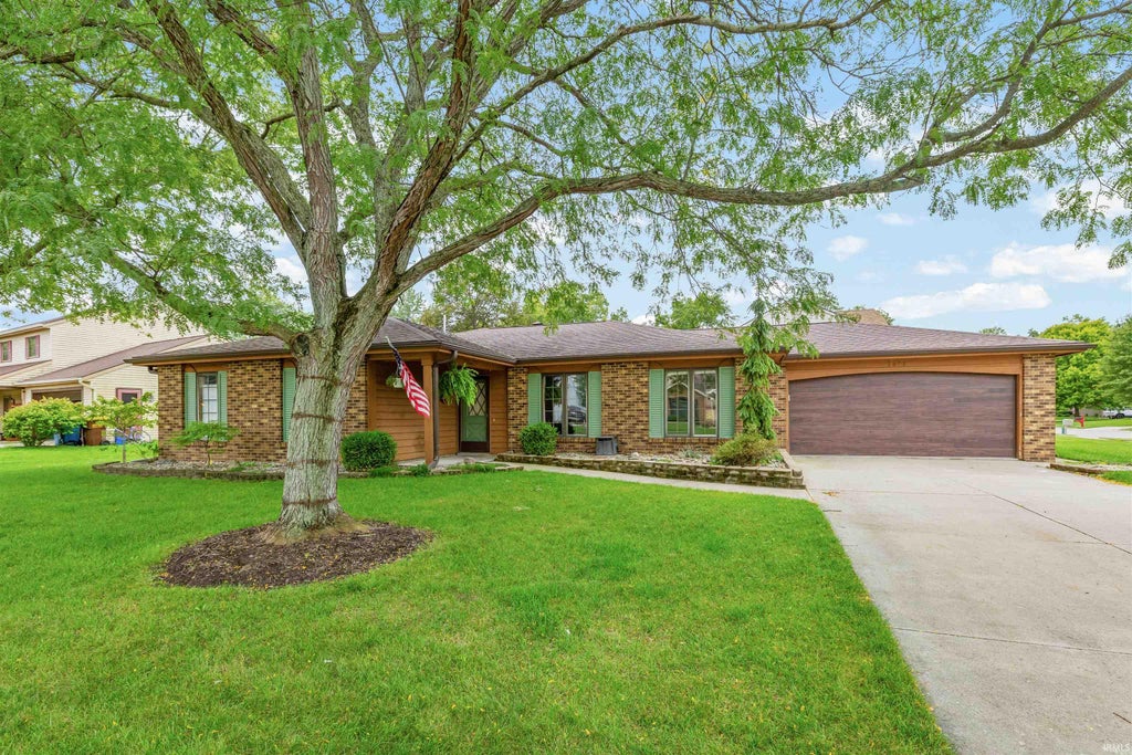 Photo of 1401 Davidson Court, Auburn, IN 46706 (MLS # 202639728)