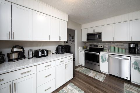 Tiny photo for 2923 Inwood Drive, Fort Wayne, IN 46815 (MLS # 202605679)