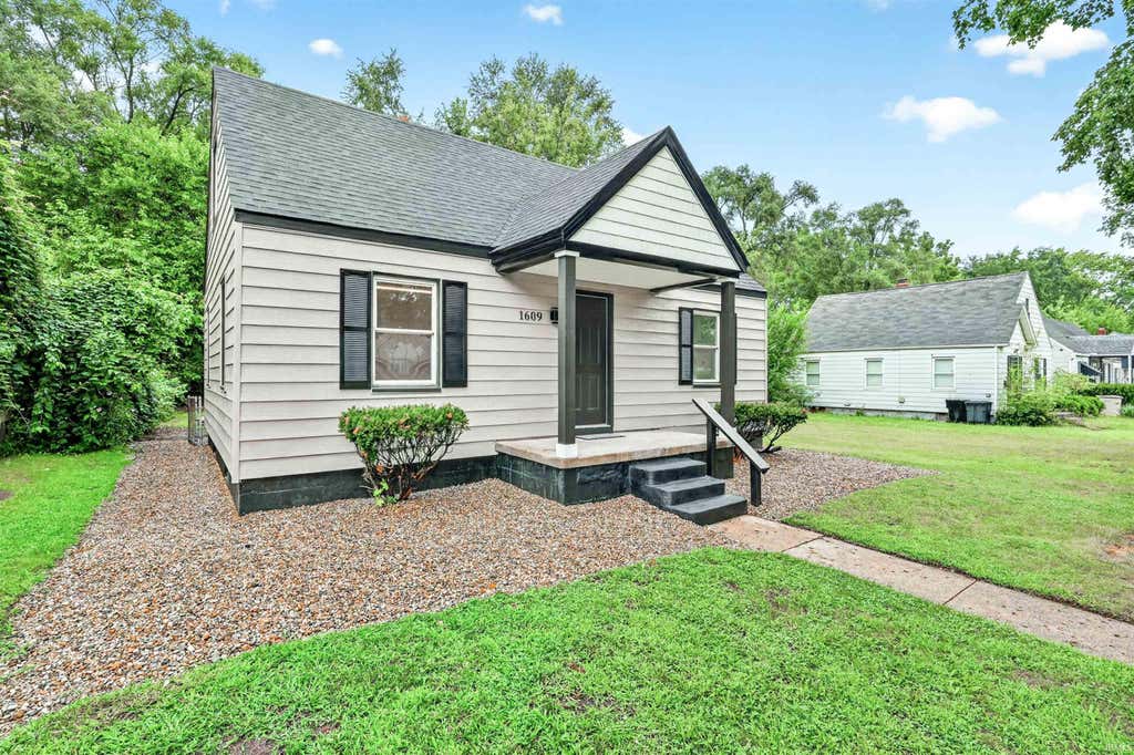 Photo of 1609 N Brookfield Street, South Bend, IN 46628 (MLS # 202632835)