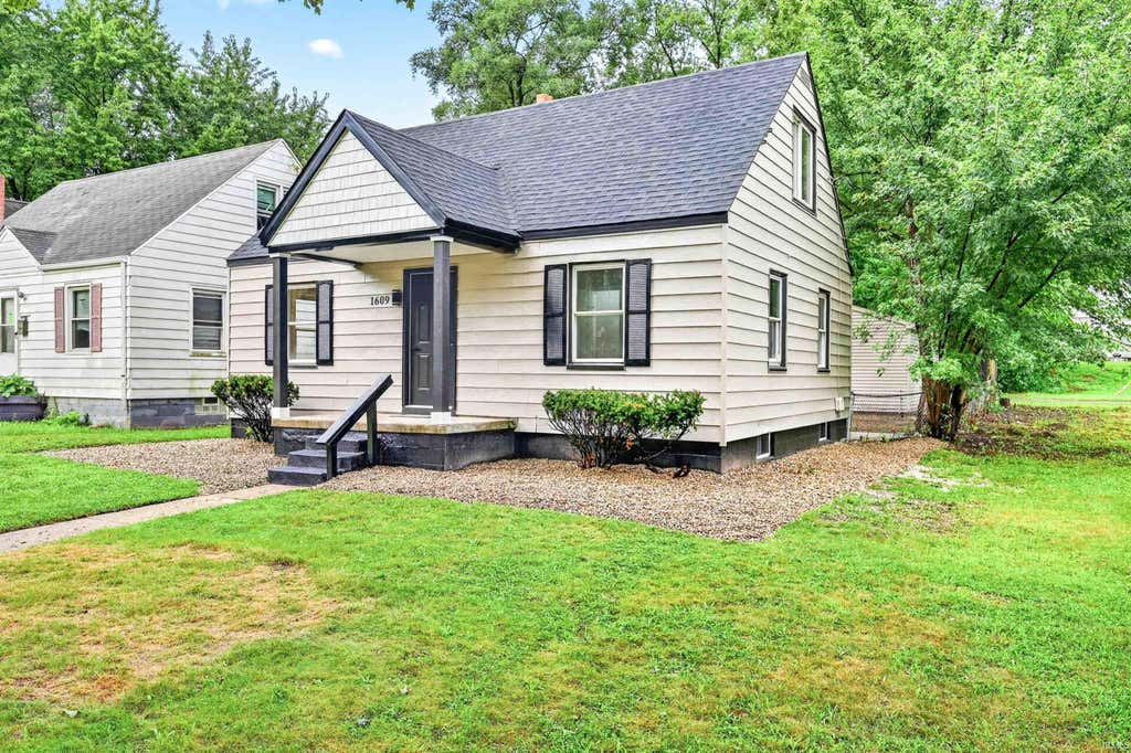 Photo of 1609 N Brookfield Street, South Bend, IN 46628 (MLS # 202632835)