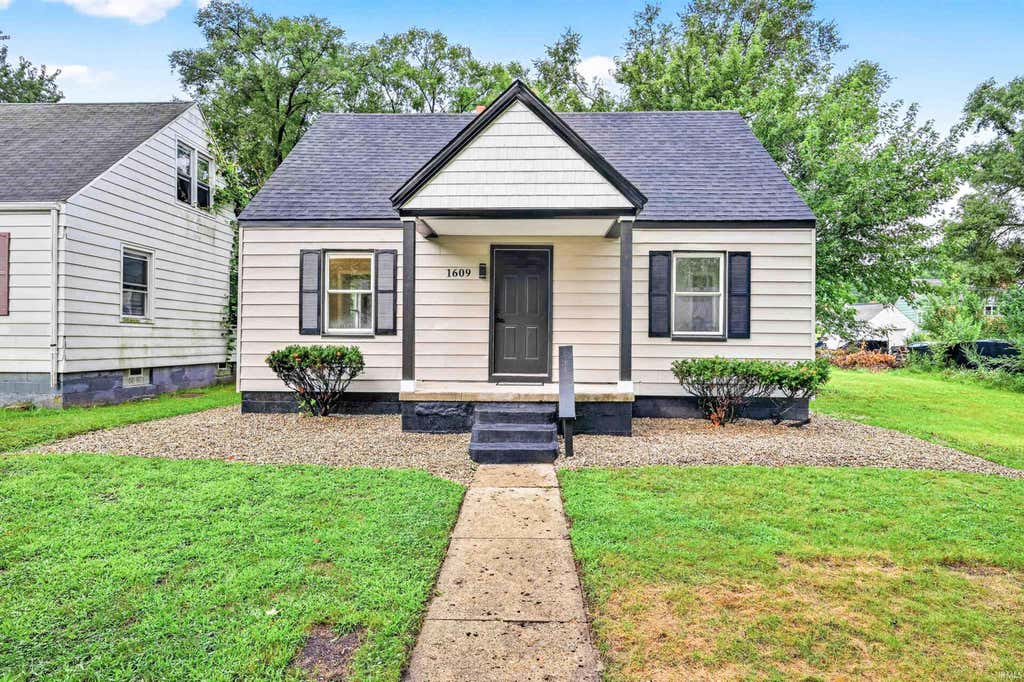 Photo of 1609 N Brookfield Street, South Bend, IN 46628 (MLS # 202632835)