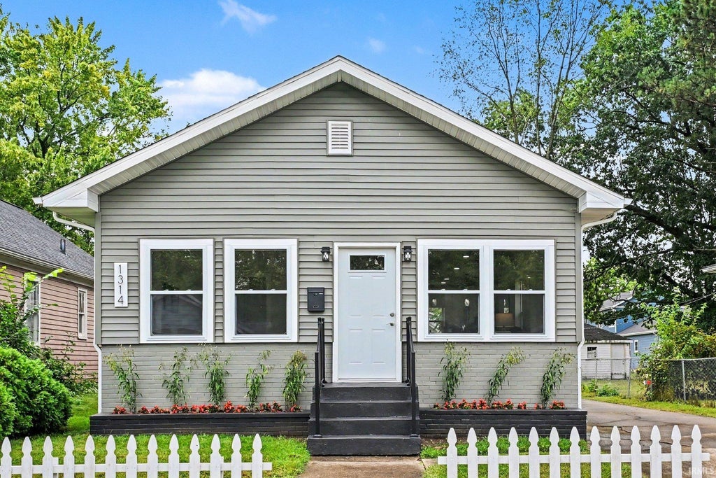 Photo of 1314 Corby Boulevard, South Bend, IN 46617 (MLS # 202638883)
