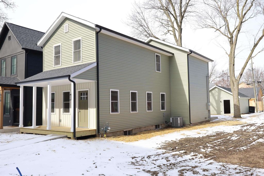 Photo of 816 Lavina Street, Fort Wayne, IN 46802 (MLS # 202604865)