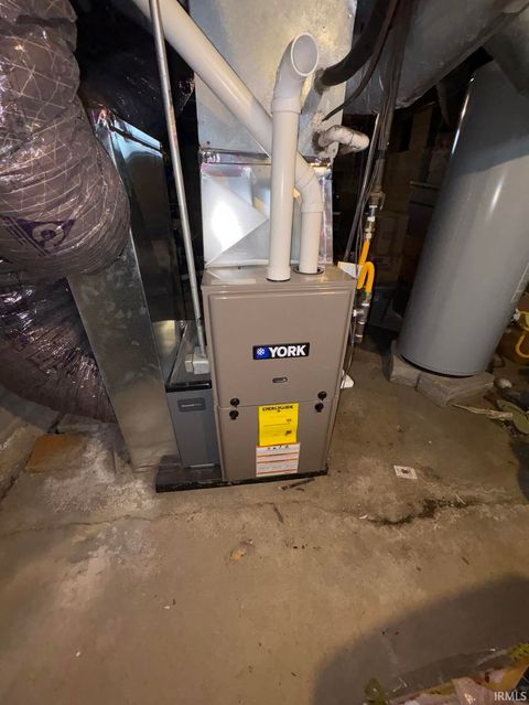 Tiny photo for 607 W Jefferson Street, Decatur, IN 46733 (MLS # 202604160)