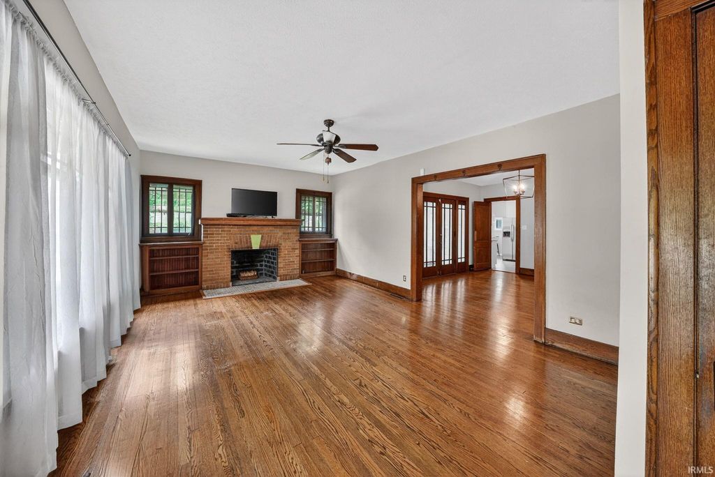 Photo of 929 W Colfax Avenue, South Bend, IN 46601 (MLS # 202619126)