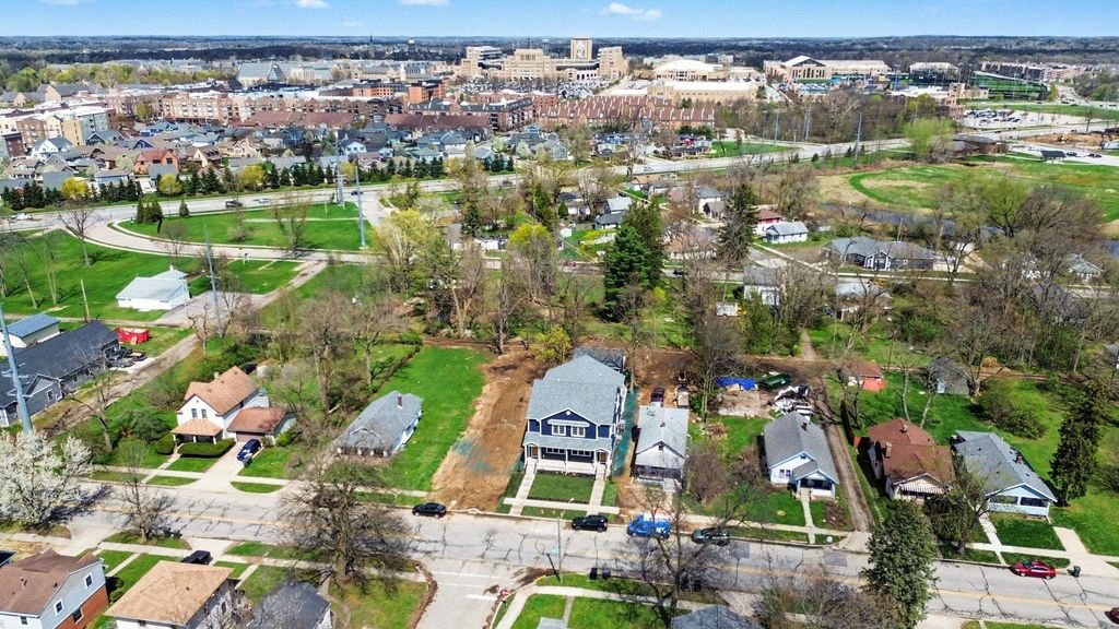 Photo of 1335 Corby Boulevard #B, South Bend, IN 46617 (MLS # 202614167)