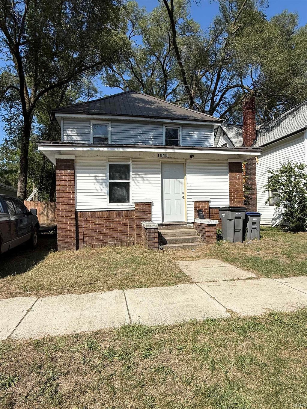 Photo of 1010 W Wolf Street, Elkhart, IN 46516 (MLS # 202537665)